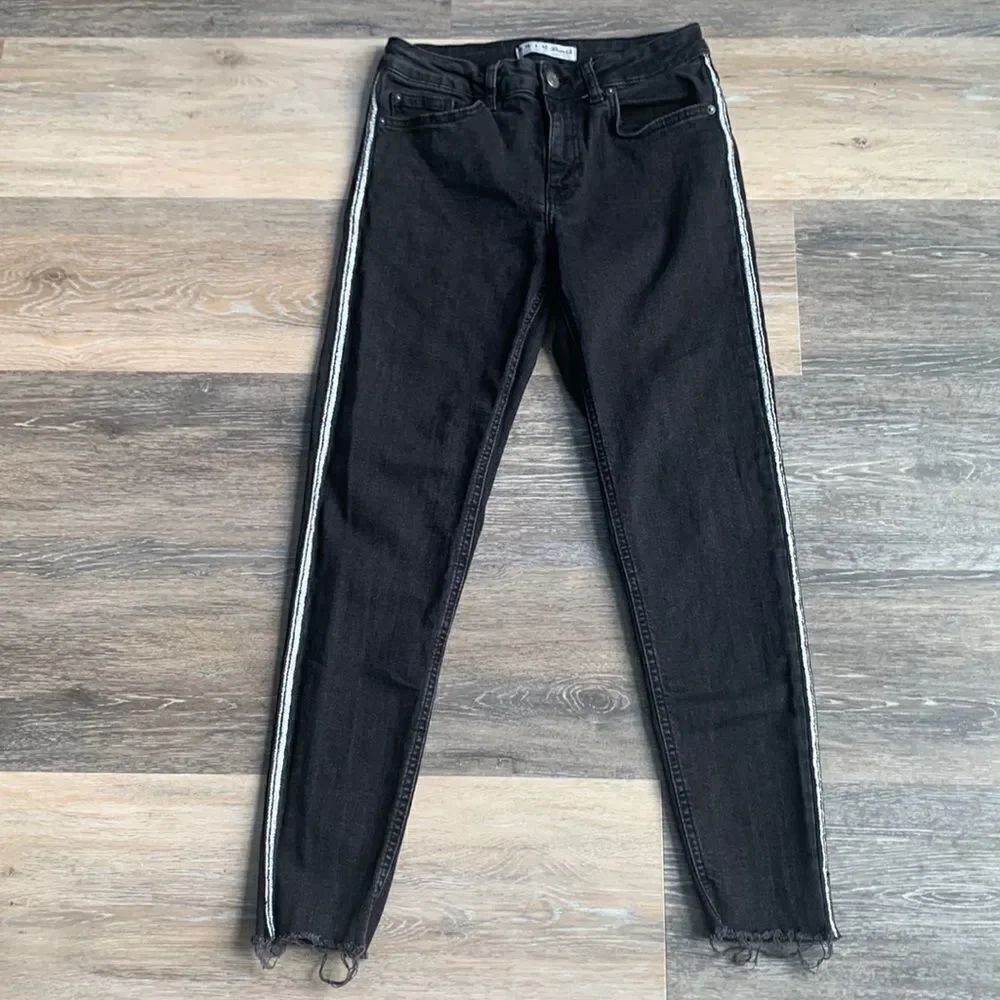 Denim &Company black jeans raw hem ankle size 6